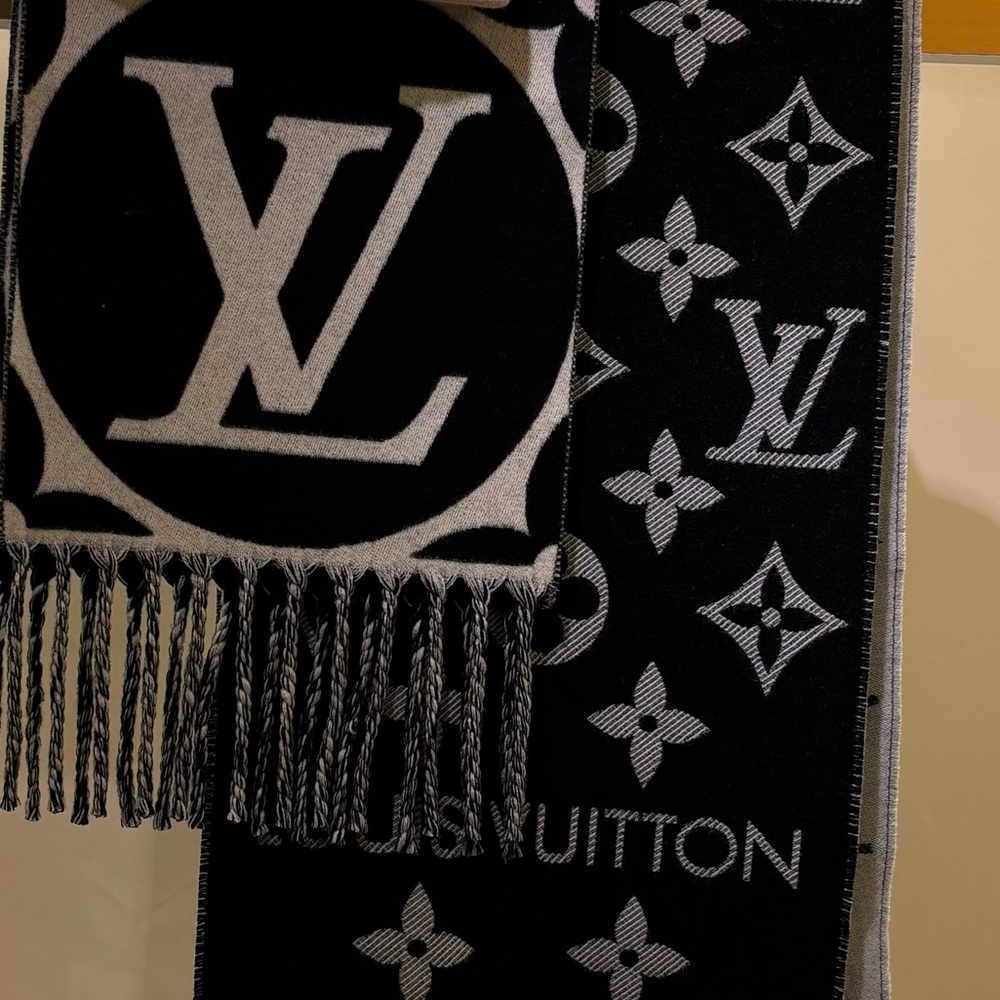 Louis Vuitton cashmere scarf - Picture 1 of 3
